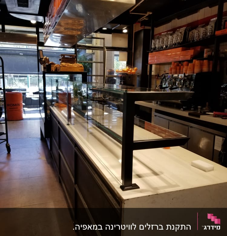 מסגרת זכוכית על דלפק שיש בחנות